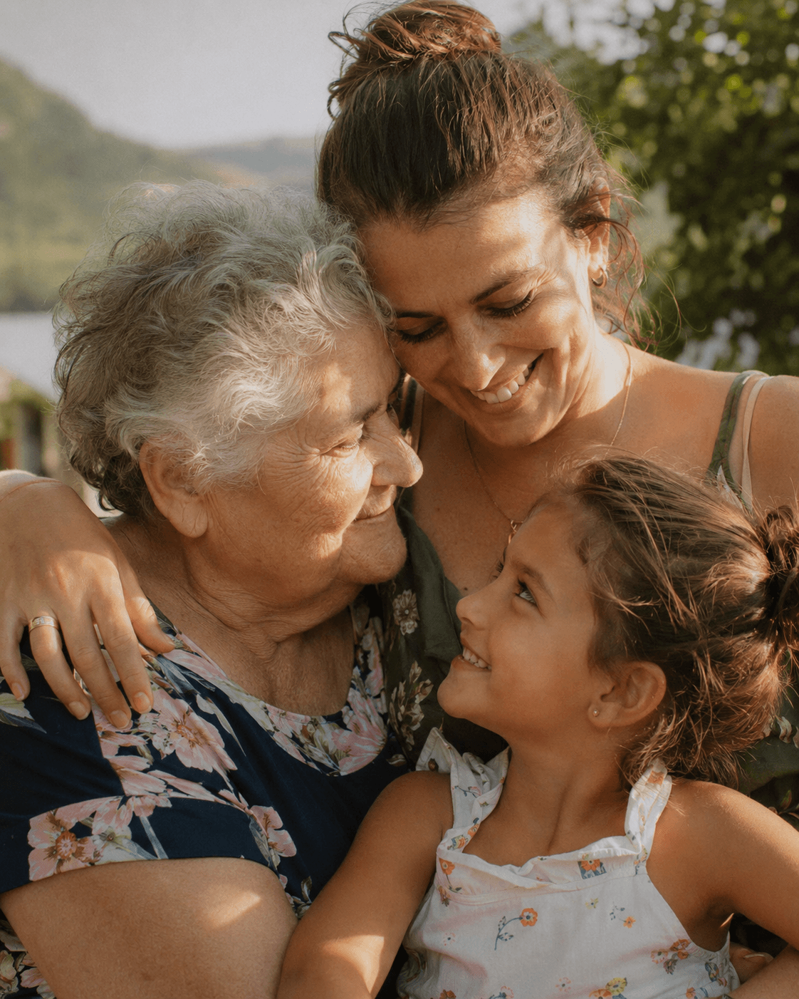Três gerações de uma família: avó, mãe e neta, juntas, representando o legado da cidadania